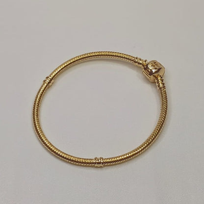 Brazalete Dorado con Broche de Cubo